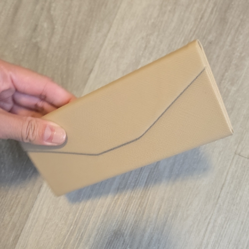 Elegant Tan Foldable Glasses Case - Picture 9 of 10